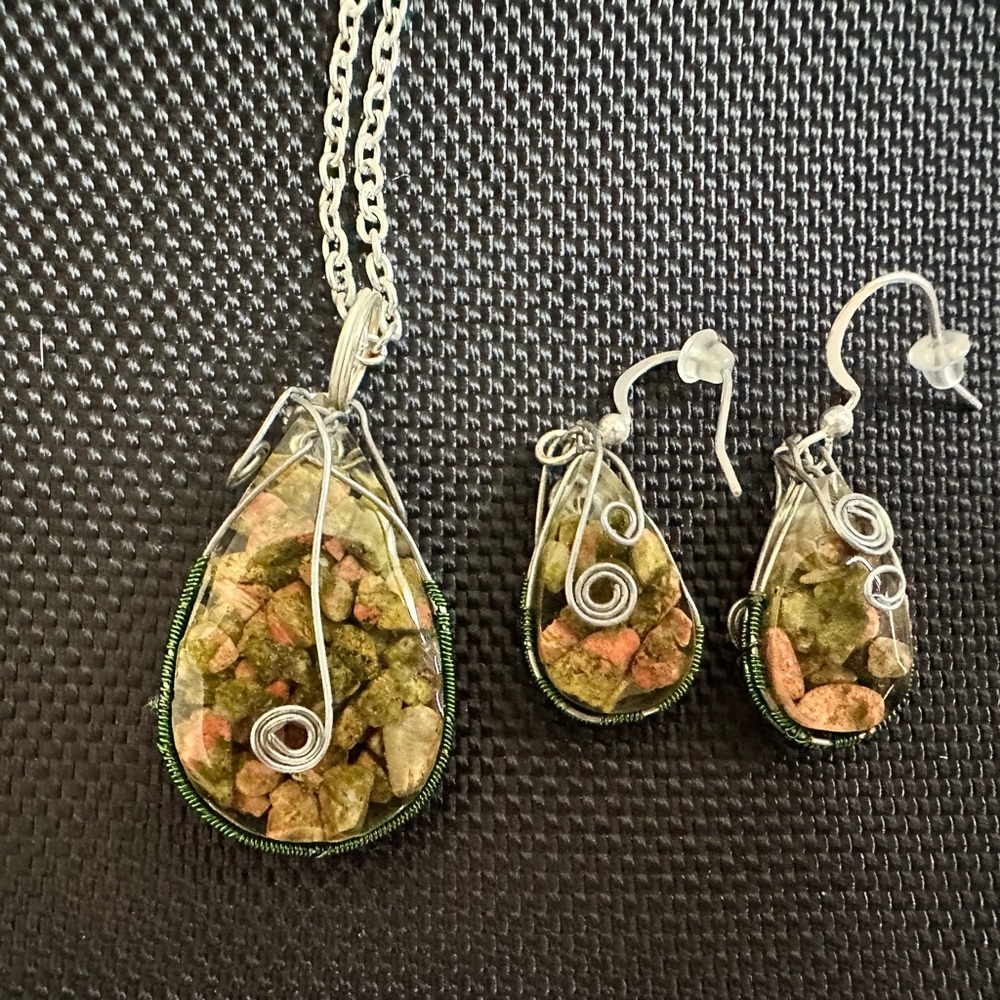 Green and Silver Nature-Inspired Necklace with Organic Design